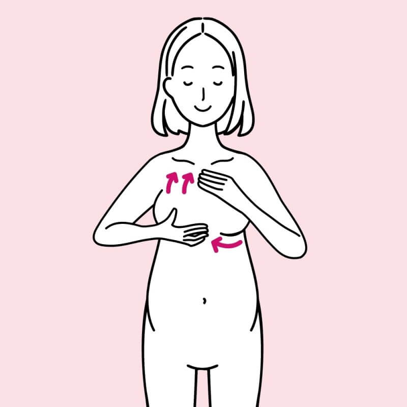 Schwangere Frau massiert Brust um Dehnungstreifen zu vermeiden