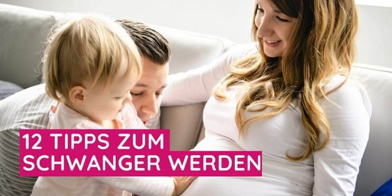 Schwangere Frau mit Mann und Kind freuen sich auf das neue Baby