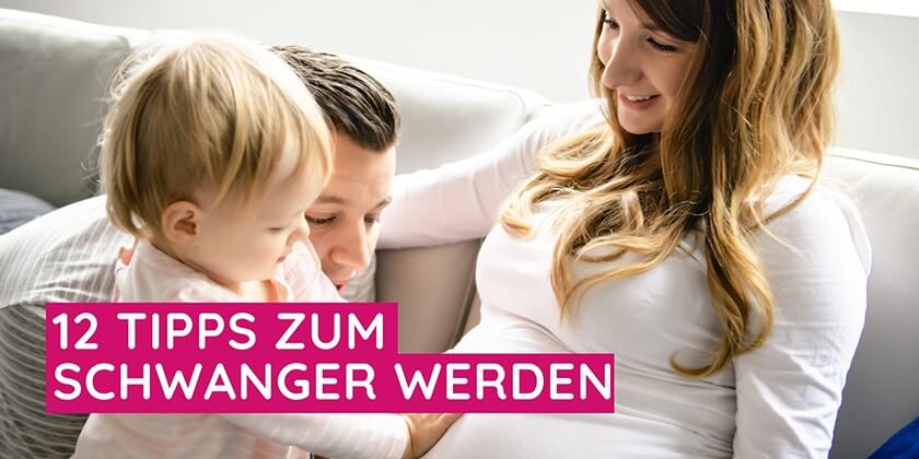 Schwangere Frau mit Mann und Kind freuen sich auf das neue Baby