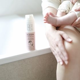 Leometics Bloom Porstnatal Bodylotion, Produktbild – Anwendung