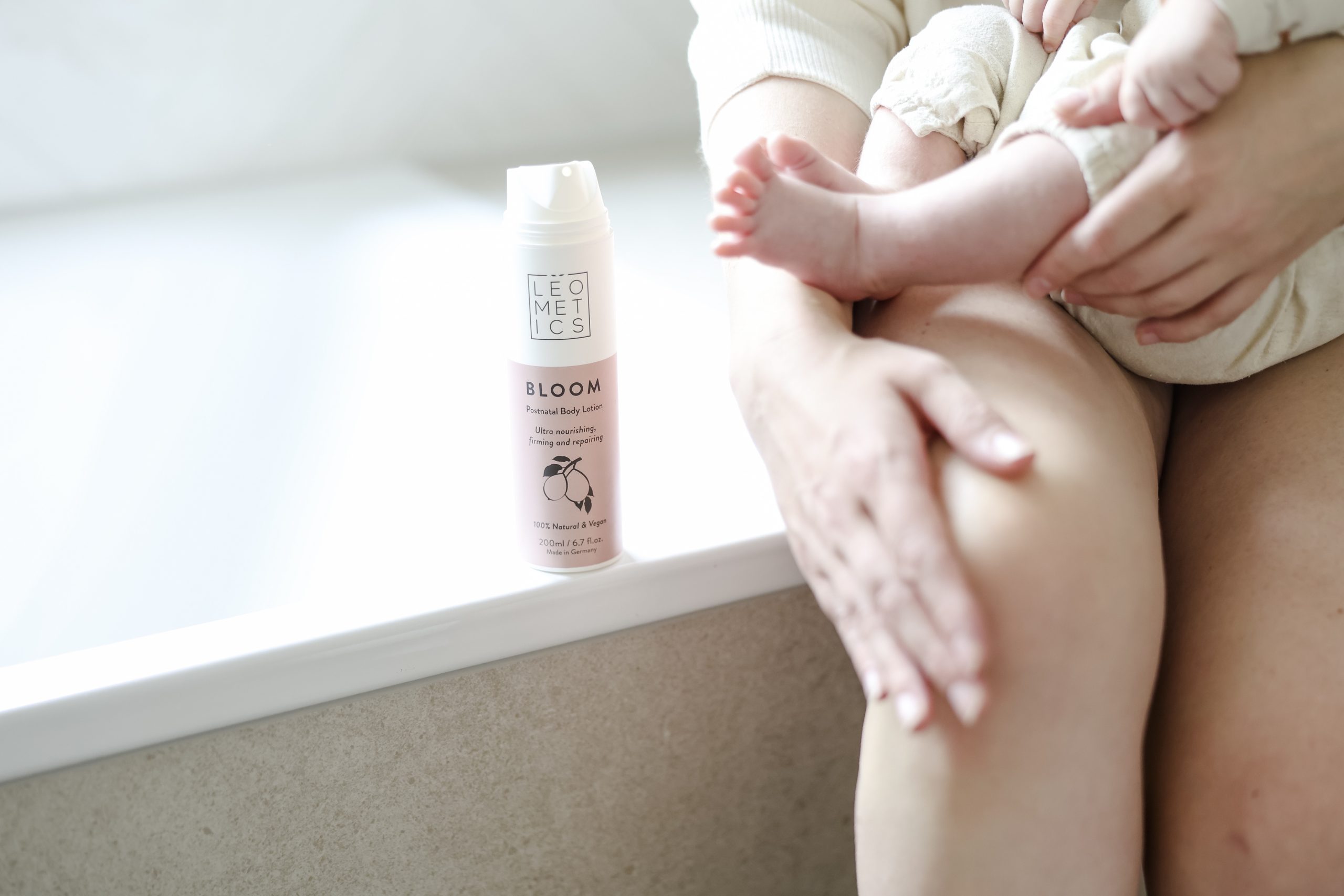 Leometics Bloom Porstnatal Bodylotion, Produktbild – Anwendung